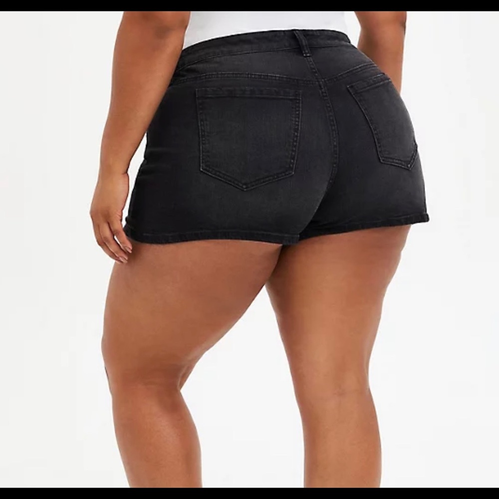 NWT TORRID HIGH RISE A-LINE SHORTIE SHORT - VINTAGE STRETCH WASHED BLACK SIZE 20 - Picture 2 of 3